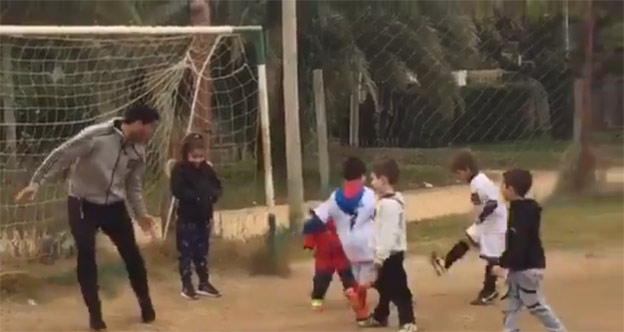 Krása: Luis Suarez sa zastavil v chudobnej štvrti Uruguaja a zahral si s detmi futbal! (VIDEO)