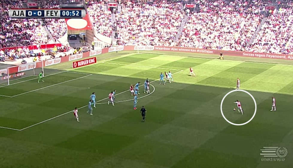 Neskutočná bomba futbalistu Ajaxu z priameho kopu v 1. minúte zápasu! (VIDEO)