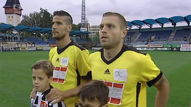 Úsmevný moment z Česka: Hostia z Opavy si museli požičať dresy od súpera, fixkou si dopísali názov klubu! (VIDEO)