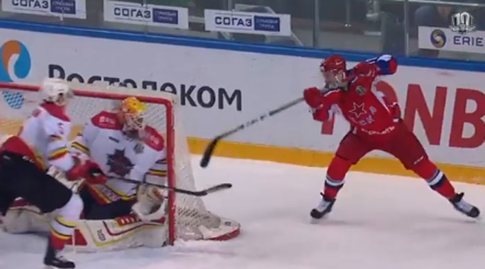 V KHL padol supergól: Útočník CSKA Moskva Sergei Shumakov nachytal spoza bránky brankára Kunlunu! (VIDEO)