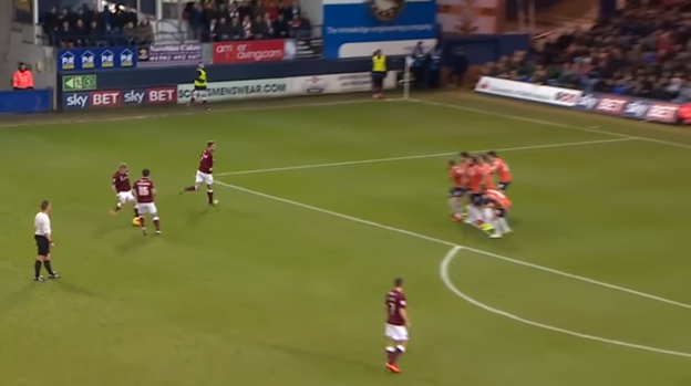 Hráčom Northamptonu sa podaril dokonalý signál pri priamom kope (VIDEO)