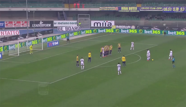 Perfektný signál futbalistov Janova pri priamom kope proti Hellas Verone (VIDEO)