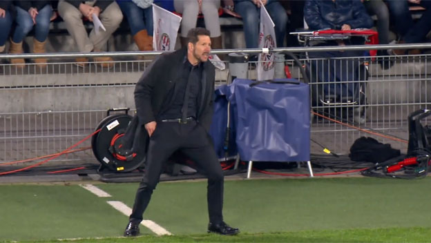 Diego Simeone a jeho epická reakcia počas zápasu s PSV (VIDEO)