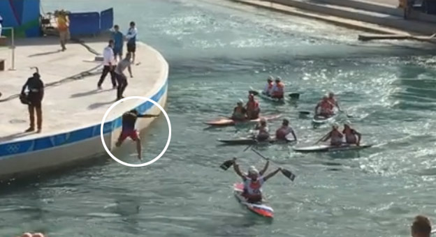 Tréner Škantárovcov oslávil zisk zlata skokom k chlapcom do vody! (VIDEO)