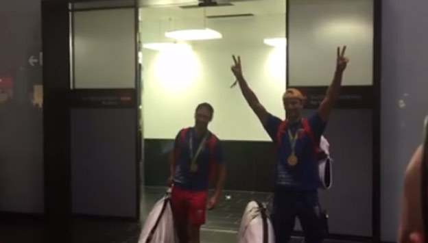 Zlatí bratranci Škantárovci sú doma, takto ich vítali na letisku! (VIDEO)