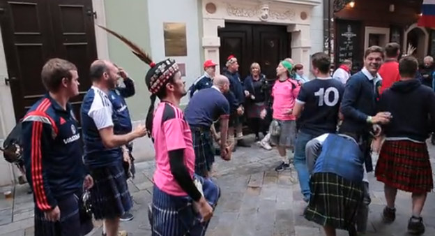 Fanúšikovia Škótska spievajú v Trnave: No Scotland, no Party! (VIDEO)