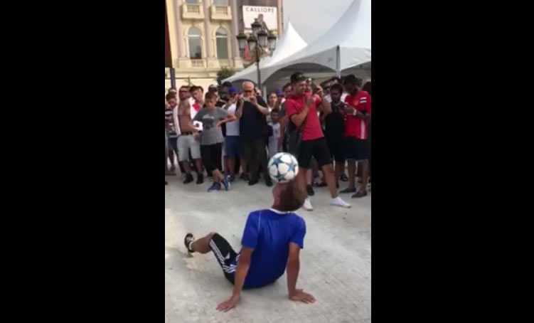 Slovenskí freestyleri ohúrili fanúšikov Realu Madrid a Manchestru United na ulici pred včerajším superpohárom! (VIDEO)