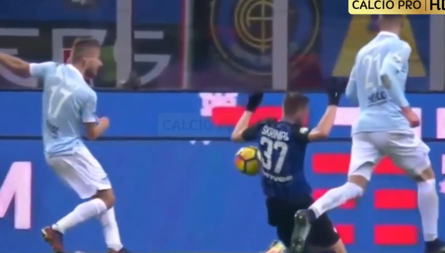 Milan Škriniar mal poriadne šťastie. Rozhodca odpískal penaltu po jeho ruke. Zachránil ho až videorozhodca! (VIDEO)