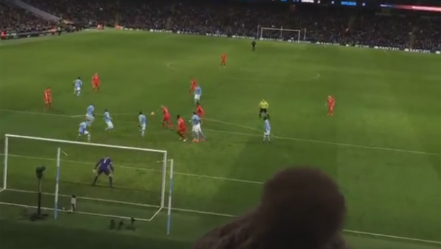 Fanúšik Liverpoolu bol v sektore Manchestru City, prezradil sa až pri góle Škrtela! (VIDEO)