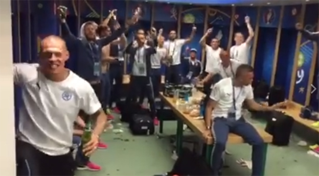 Škrtel a spol spievajú po zápase s Anglickom v šatni Macejka! (VIDEO)