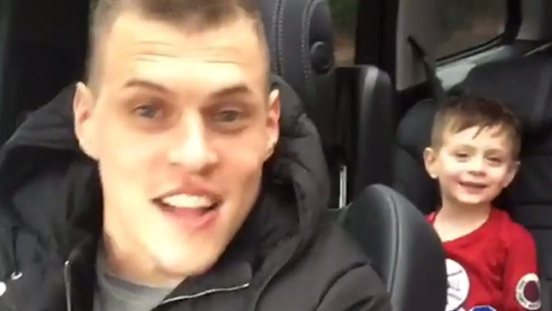Martin Škrtel si v aute so synčekom spieva hit od Pavla Hammela (VIDEO)