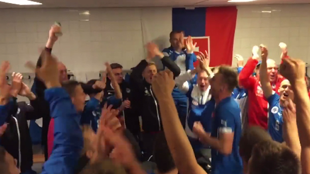 Zábery zo šatne 21-ky po triumfe v Holandsku (VIDEO)