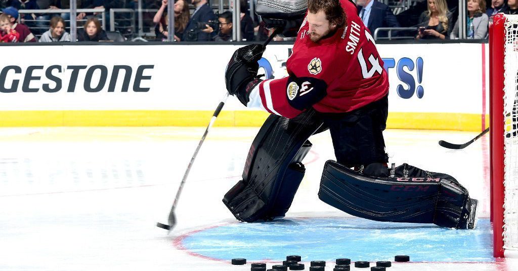 Neskutočný moment v zápase hviezd NHL: Brankár Arizony sa trafil cez celé klzisko do malej dierky! (VIDEO)