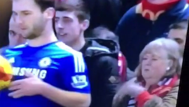 Ivanovič pri vhadzovaní smrdel fanúšičke Liverpoolu