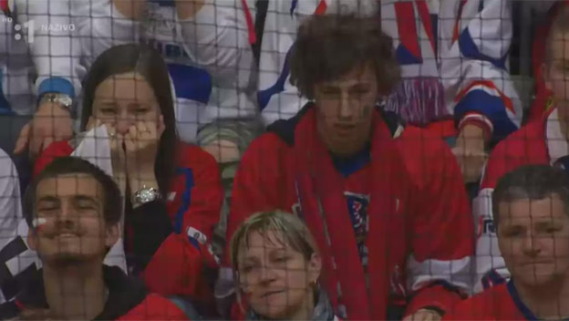 Smutní Českí fanúšikovia vs oslavujúci Švédi