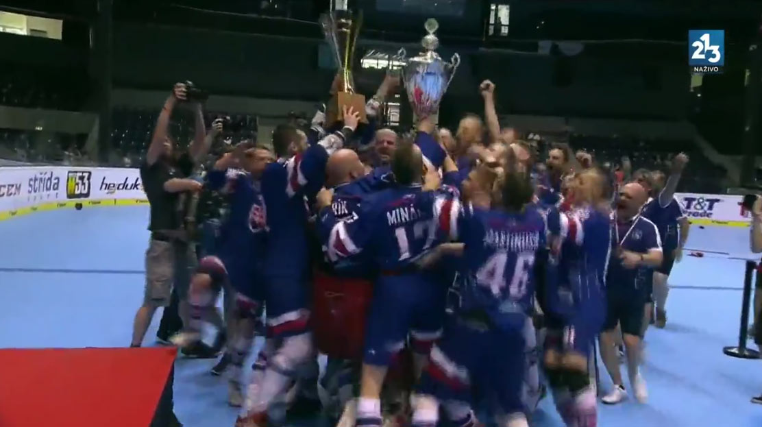 Slovensko oslavuje zlatý hetrik v hokejbale. Pozrite si preberanie víťaznej trofeje spolu so spievaním hymny! (VIDEO)