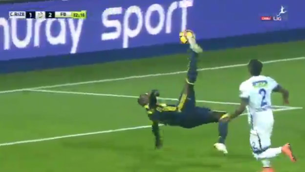 Škrtelov spoluhráč Sow strelil zrejme najkrajší gól roka v tureckej lige. Vychutnajte si jeho akrobatický kúsok! (VIDEO)