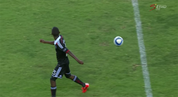 Afričan Thabo Rakhale baví futbalový svet svojim originálnym trikom!