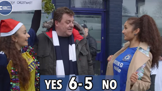 Modelka v drese Chelsea chce pusu od fanúšikov úhlavného nepriateľa z Tottenhamu (VIDEO)