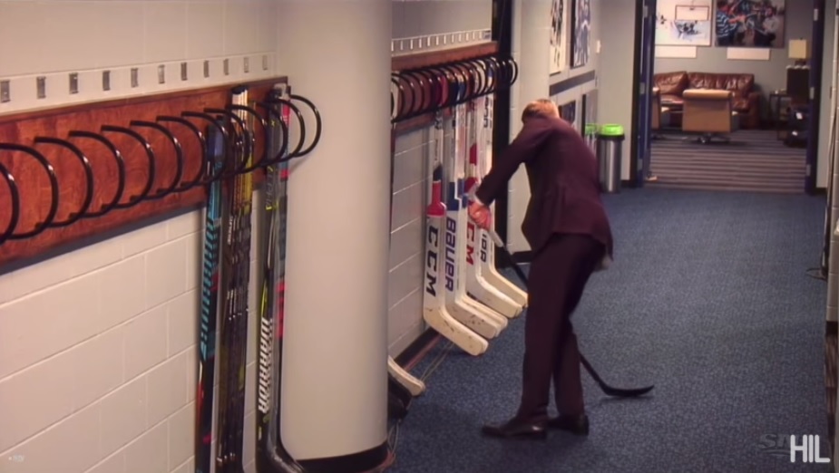 Steven Stamkos si počas All Star víkendu tajne skúšal hokejky súperov. Nevšimol si, že ho točí kamera! (VIDEO)