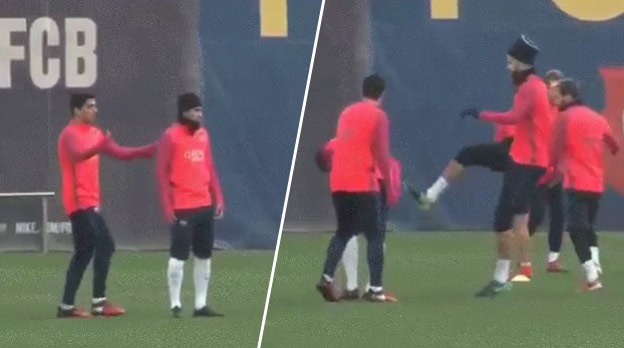 Neymar znovu obeťou vtípkov na tréningu: Tentoraz si z neho vystrelil Pique a znovu Suarez! (VIDEO)