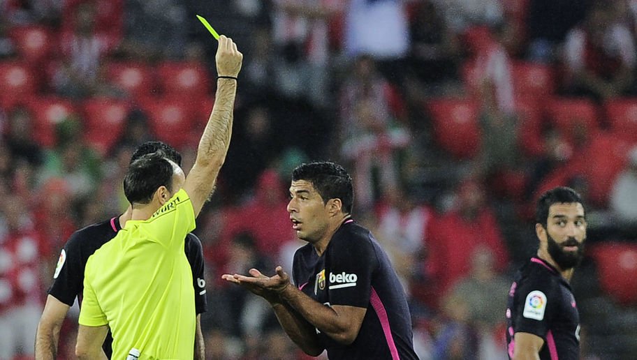 Prefíkaný Suarez vynadal rozhodcovi, ktorý mu dal žltú kartu. Urobil to úmyselne, aby mohol hrať proti Realu Madrid! (VIDEO)