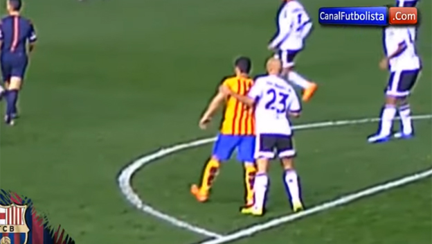 Luis Suarez mal byť vylúčený v zápase s Valenciou! Pozrite, ako úmyselne stupil súperovi na nohu (VIDEO)