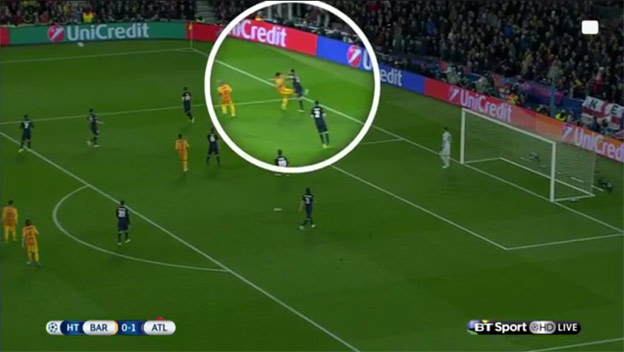 Luis Suarez mal zrejme dostať pred jeho dvoma gólmi červenú kartu! Pozrite, ako kopol Juanfrana! (VIDEO)