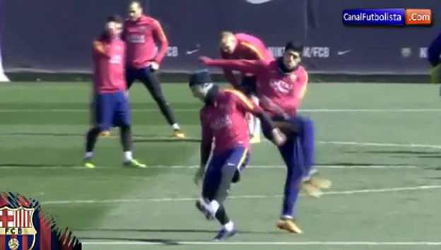 Mascherano provokoval na tréningu Suareza, ten sa neudržal a nakopol ho! (VIDEO)