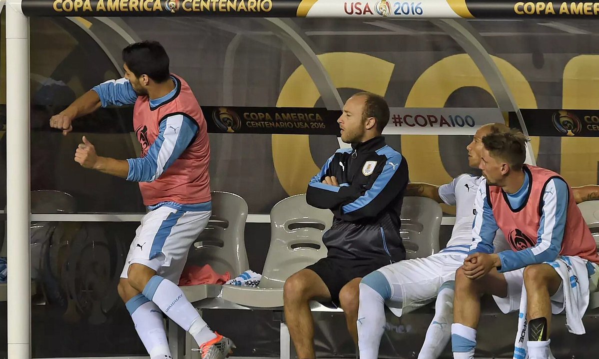 Suarez neudržal nervy, keď ho tréner Uruguaju nechcel vystriedať! (VIDEO)