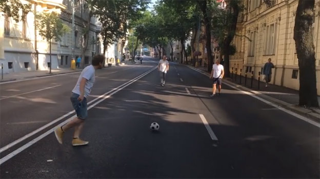 Na frekventovanej ulici v Bratislave sa hral futbal počas summitu! (VIDEO)