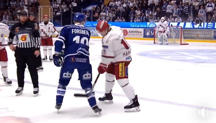 Komédia hokejistov vo švédskej lige: Pred buly sa ako mali chlapci sekali s hokejkami! (VIDEO)
