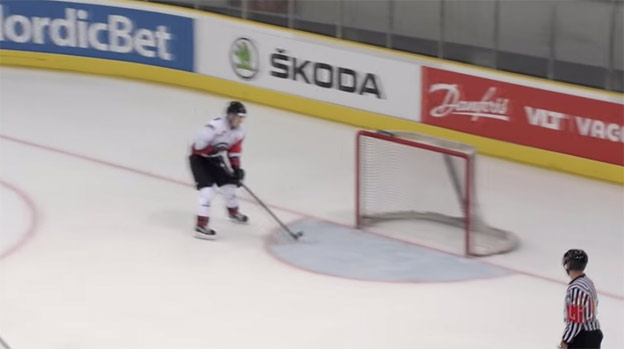 Mladý hokejista Frölundy baví internet. V zápase Ligy Majstrov netrafil z metra prázdnu bránku! (VIDEO)