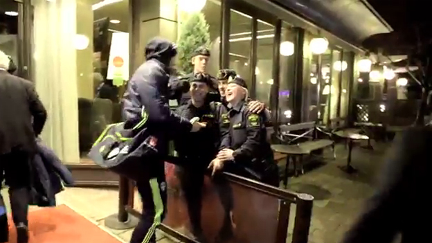 Policajti zastavili Zlatana Ibrahimoviča, chceli si s ním úrobiť selfie! (VIDEO)