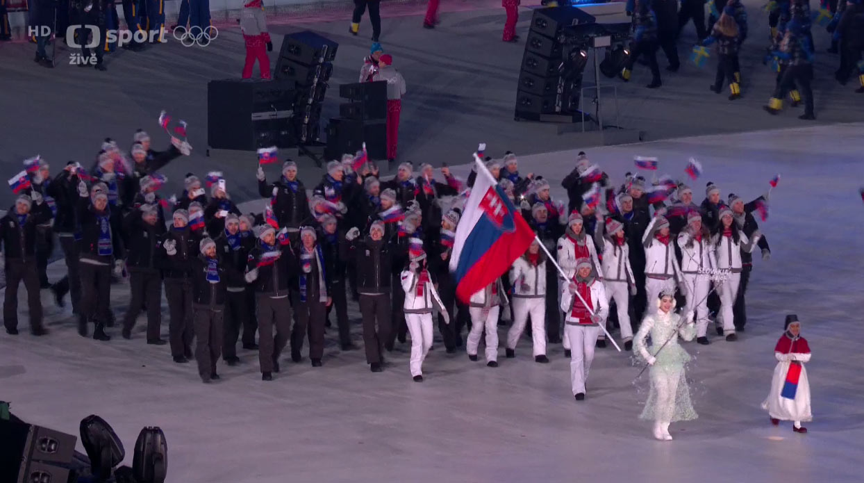 Veronika Velez-Zuzulová privádza s vlajkou slovenských športovcov na otváracom ceremoniáli olympiády! (VIDEO)