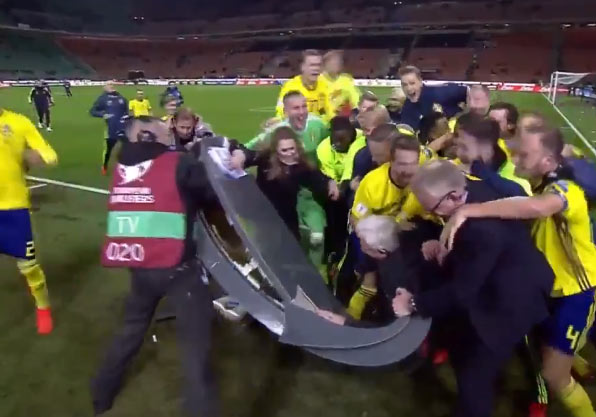 Epická radosť futbalistov Švédska po postupe na MS. Prerušili priamy prenos televízie a doslova im zničili štúdio! (VIDEO)