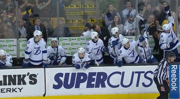 Zvláštne pravidlo v NHL: Vylúčenie Stamkosa za zlomenú hokejku, ktorá skončila na tribúne!
