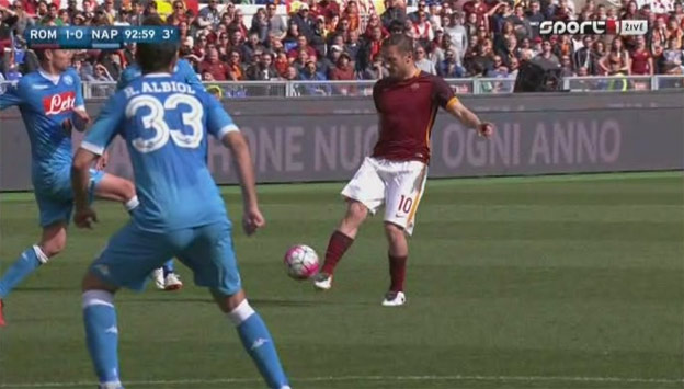 Totti a spol geniálnou akciou rozhodli v 89. minúte o triumfe nad Neapolom! (VIDEO)