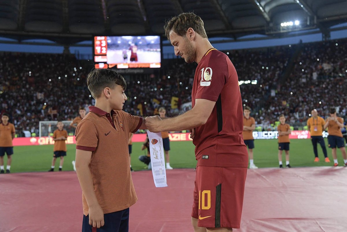 Keď aj chlapi plačú: Francesco Totti symbolicky prenechal kapitánsku pásku mladému talentu AS Rím! (VIDEO)