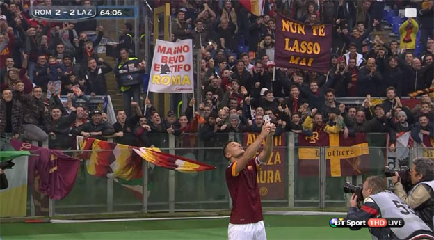 Francesco Totti oslávil dva góly proti Laziu so Selfie s fanúšikmi!