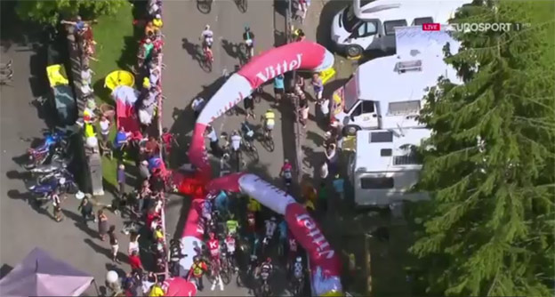 Kuriózny moment na Tour de France: Na jazdcov spadla pred cieľom nafukovacia reklama! (VIDEO)