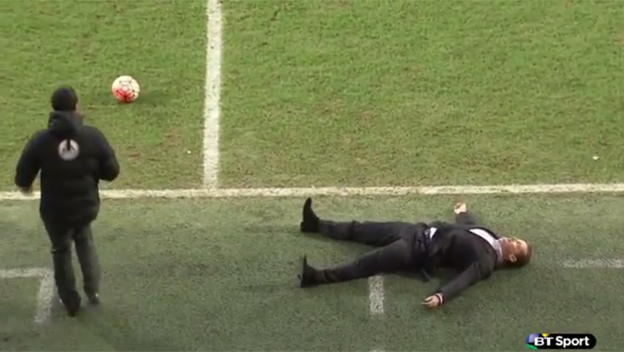 Vtipný moment z FA Cupu: Tréner Peter boroughu pobavil divákov reakciou na prasknutú loptu (VIDEO)