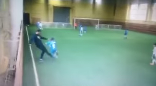 Šokujúce video: Ruský tréner skopol svojho malého zverenca!