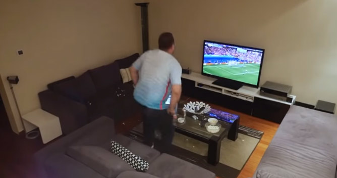 Skrytá kamera: Frajerka mu vypínala televízor počas zápasu na ME 2016, on od nervov rozmlátil televízor! (VIDEO)