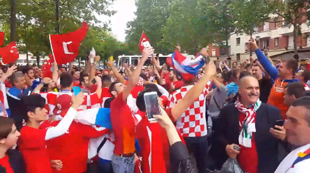 Ide to aj bez bitiek! Fanúšikovia Chorvátska a Turecka si v uliciach spoločne zaspievali! (VIDEO)