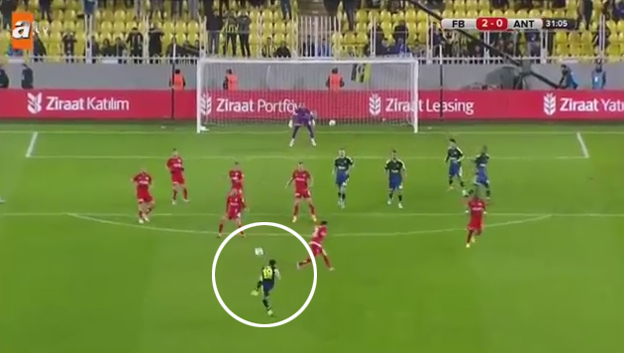 Bomba pravého obrancu Fenerbahce proti Antalyasporu (VIDEO)