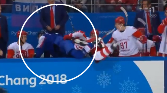 Úsmevný moment zo zápasu Slovenska s Ruskom. Zubarev poslal hitom Bakoša a aj samého seba na striedačku! (VIDEO)