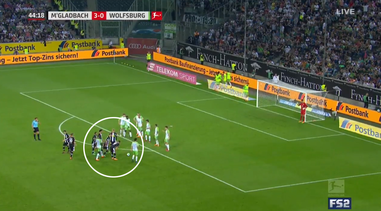 Uznal rozhodca tento gól správne? Monchengladbach skóroval v čase, keď si iba brankár staval múr! (VIDEO)