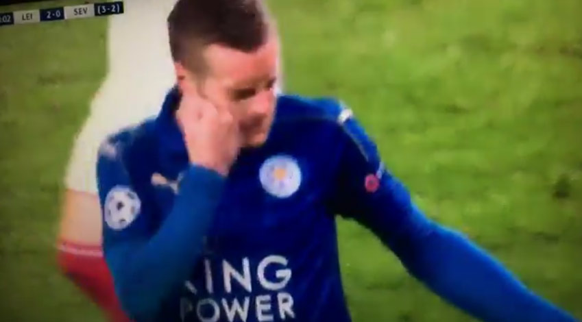 Jamie Vardy nepremenil čistú gólovku proti Seville. Za trest si dal niekoľko rán päsťou do tváre! (VIDEO)