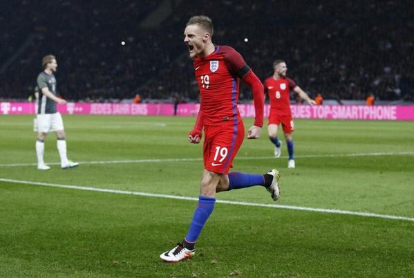 Jamie Vardy strelil svoj prvý gól za Anglicko. Pozrite si jeho parádnu pätičku do siete Neuera! (VIDEO)